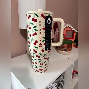 NWT Cherry HydroJug 40oz 🍒